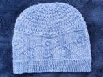 "Figle-Migle" - wzór na czapkę na drutach w liście