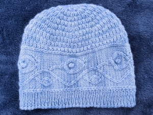 "Figle-Migle" - wzór na czapkę na drutach w liście